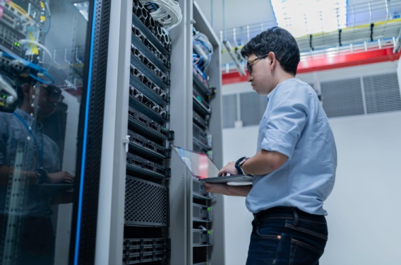 it professional in server room